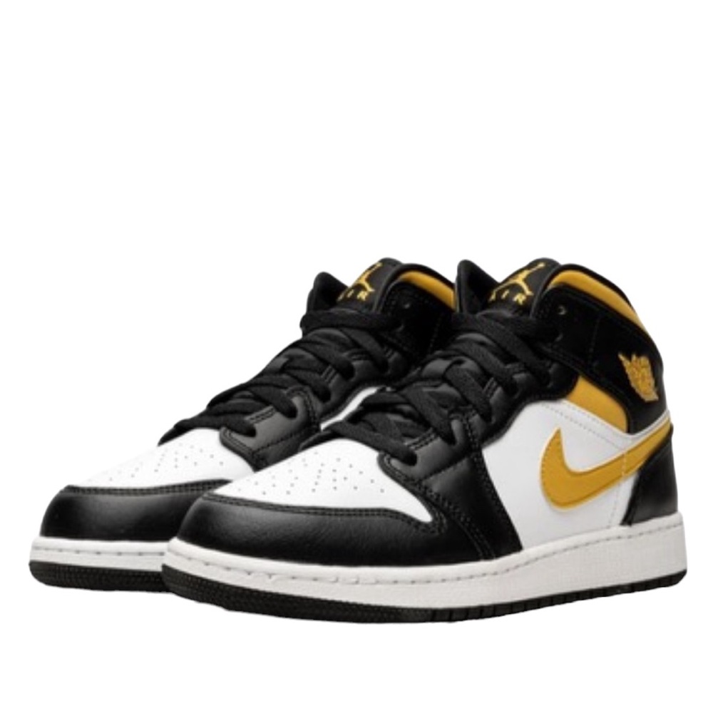 White/Black/Pollen
Size 5.5Y Big Kids' Shoes = women’s 7